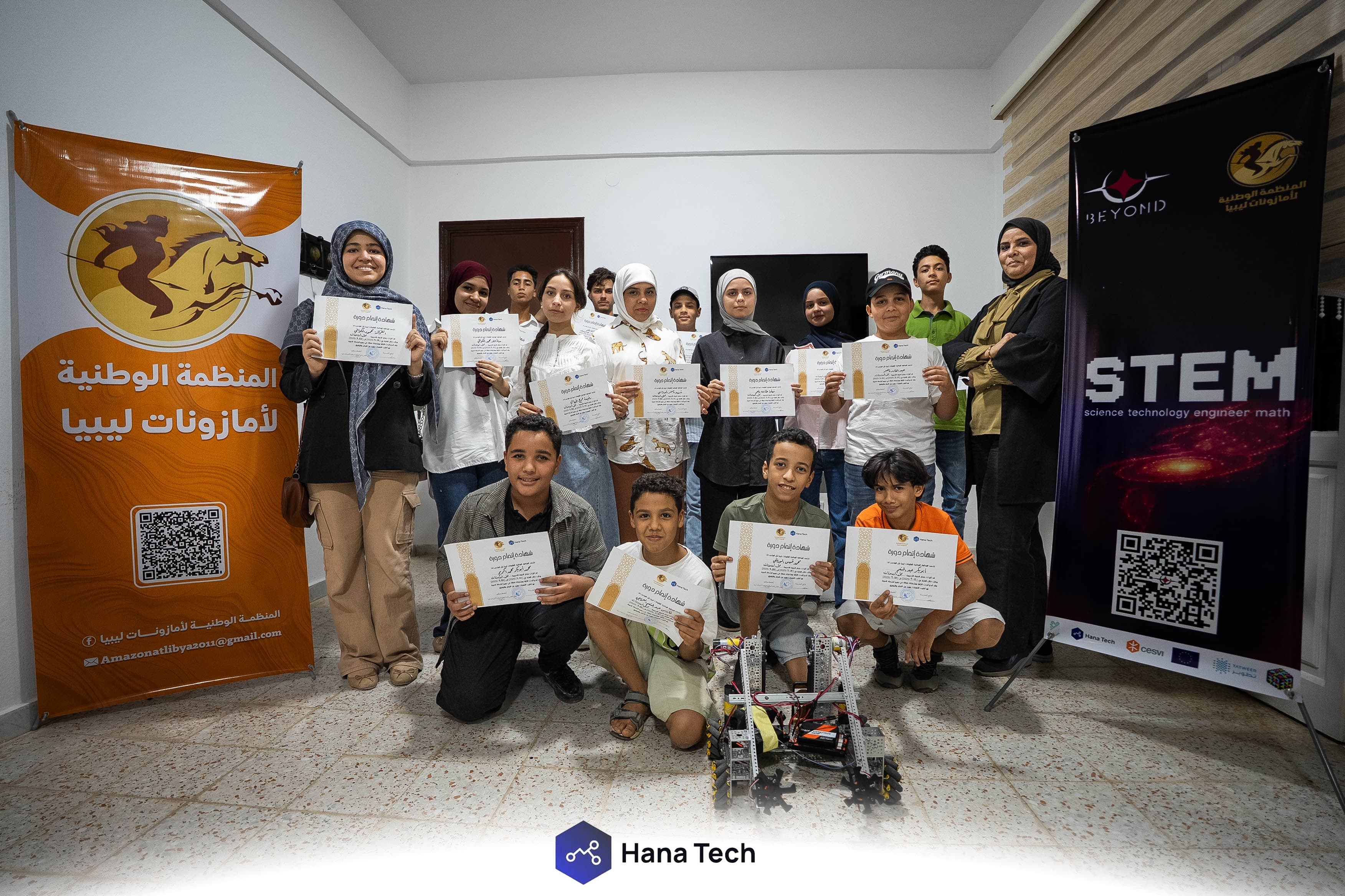 محترف يحمل جهازاً لوحياً